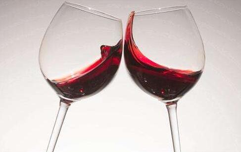 怎样喝葡萄酒健康？睡前喝红酒的好处有哪些？