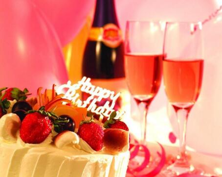 生日蛋糕配红酒，让你的生日不一般！