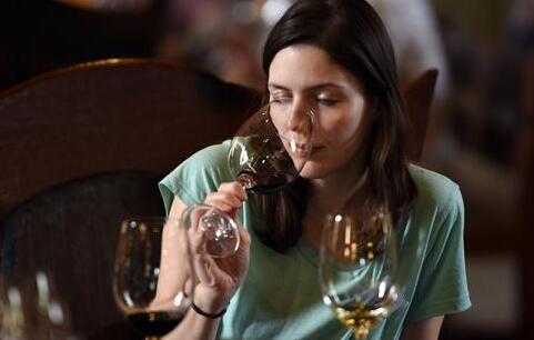 葡萄酒闻香很重要，那你知道葡萄酒都有哪些香气吗？