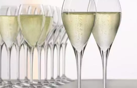 张祎：笛形杯OR碟形杯，究竟哪种杯型更适合品鉴香槟？