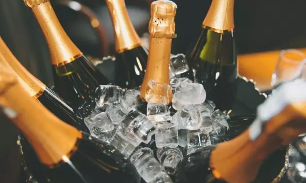 张祎：2017年前三季度，香槟酒全球出货量呈稳步增长