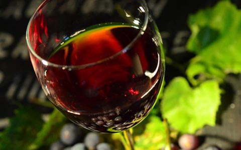 干红葡萄酒的年份、保质期、适饮期有什么意义？