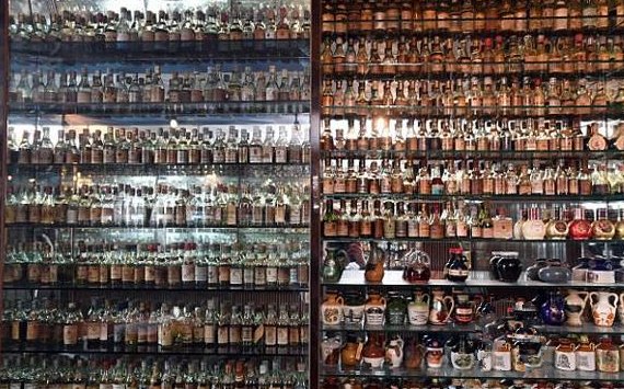 澳洲退休老人把卧室改成储藏室，收藏了4000多瓶小酒