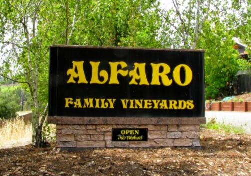  阿尔法罗家族酒庄（Alfaro Family Vineyard & Winery）