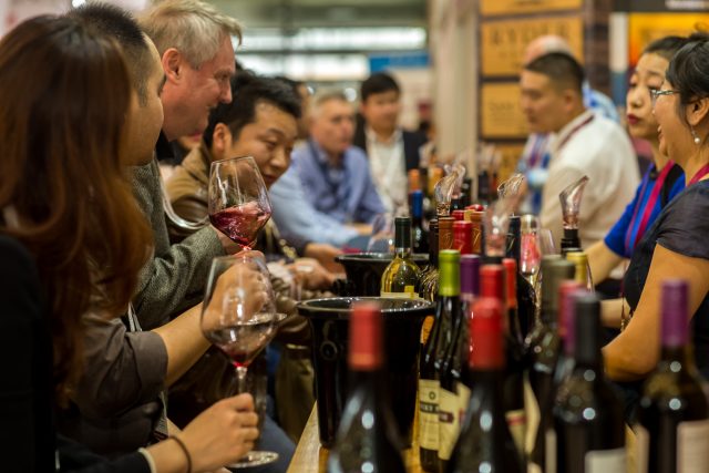 2017年广东省所进口的葡萄酒数量和金额都是最多的