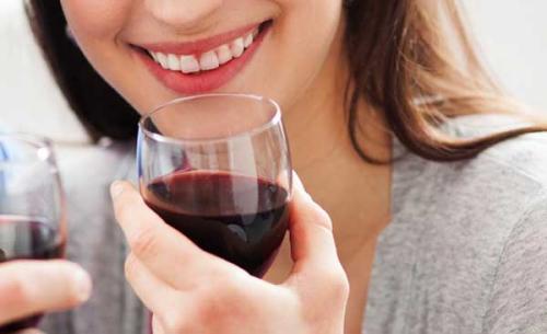 喝红葡萄酒有助于抵抗蛀牙和牙龈疾病的细菌