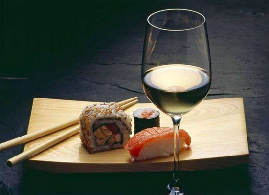寿司不仅与清酒配，与葡萄酒也搭