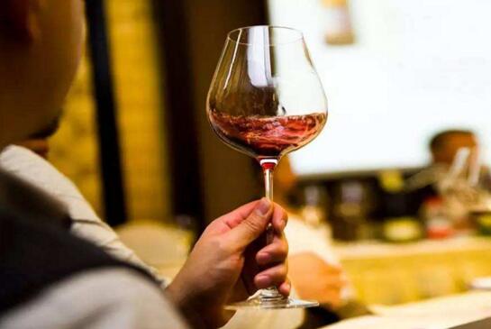 喝红酒的时候，如何正确摇杯？