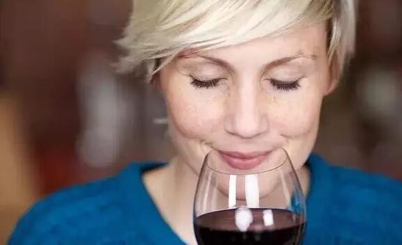 葡萄酒应该怎么观色、闻香和品尝？