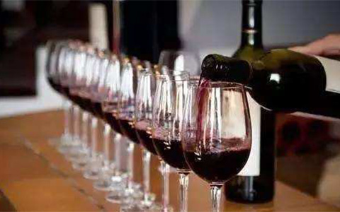 2013年雅科宾酒庄红葡萄酒的名家评分怎么样？