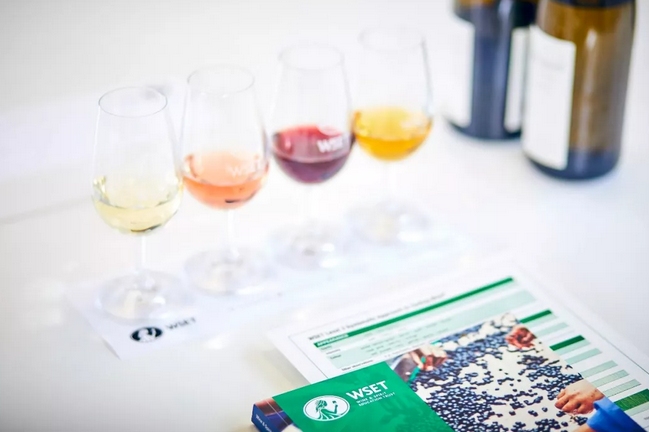 WSET将资格认证分为三个主题分流：葡萄酒、烈酒和清酒