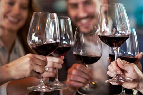 英国媒体报道高收入人群更会定期饮酒