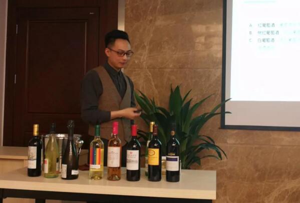 重庆万葡酒业在两江新区开展国际侍酒师品酒师培训