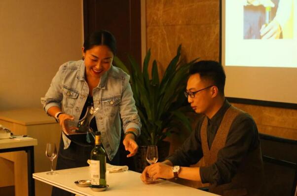 重庆万葡酒业在两江新区开展国际侍酒师品酒师培训