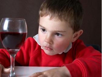 饮酒的危害 给孩子饮酒会有中毒危险