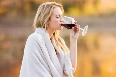 女人喝红酒的好处 适量喝红酒能抗衰老