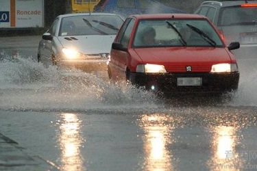 意大利中南部地区遭受暴风雨，冰雹和龙卷风袭击