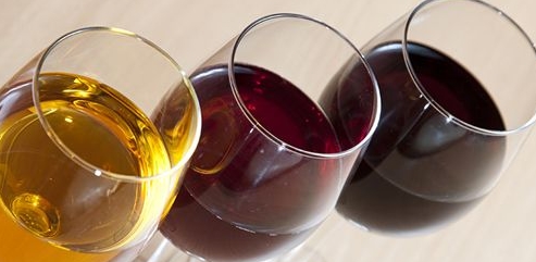 红葡萄酒和白葡萄酒最主要的区别是什么？