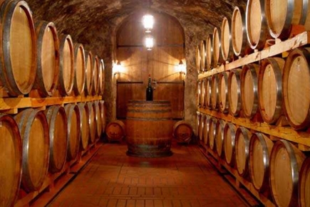 橡木桶在酿制葡萄酒中的作用是什么？