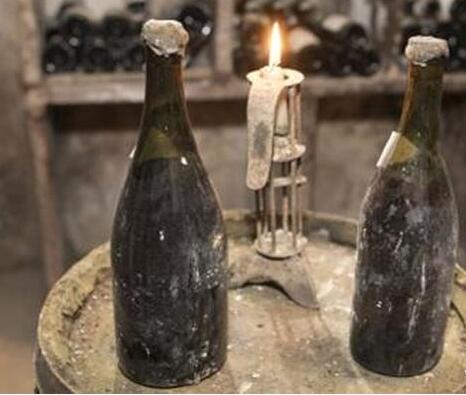 一瓶1774年份的法国汝拉黄葡萄酒以创纪录价拍卖出售