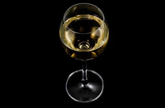 怎样判断白葡萄酒是不是干的？