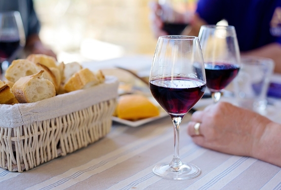 喝葡萄酒对健康的益处 每天喝多少最好？