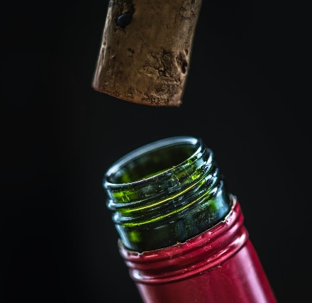 如何将软木塞放回葡萄酒瓶中？