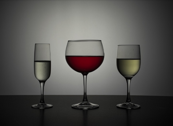 红葡萄酒杯和白葡萄酒杯有什么不同？