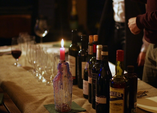 使用葡萄酒和旧酒瓶的12种不同寻常的方法