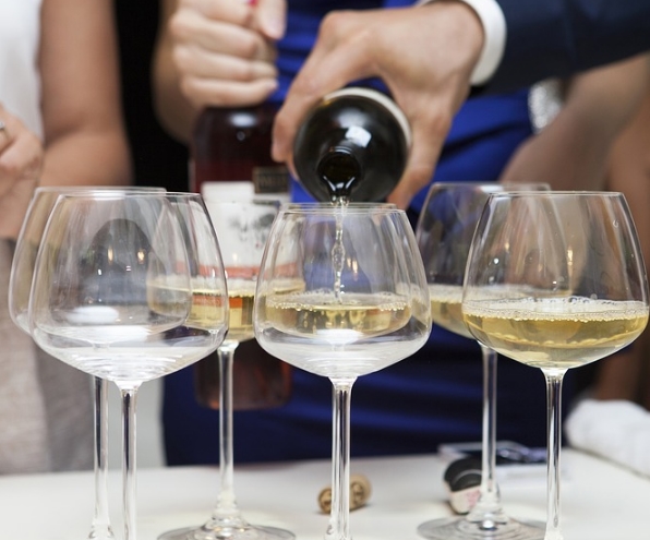 为什么白葡萄酒热量更少？