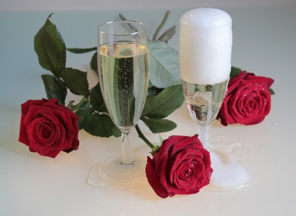 葡萄酒和玫瑰：完美的情人节礼物