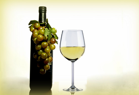 在餐厅吃饭需要怎样鉴别葡萄酒？