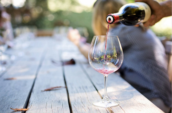 葡萄酒是目前比较流行的酒品吗？