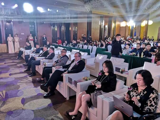 苏又萍会长代表香港酒业总商会，与大陆酒类市场领军代表，出席“2019(第二届)中外名庄领袖论坛”！
