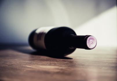 晶莹亮丽紫红葡萄散发的美酒香