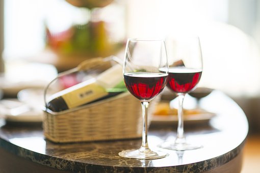 如何喝红葡萄酒才能使你逢“胸”化吉呢？