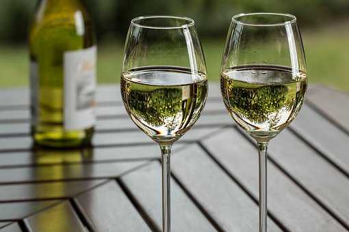 在夏日里，如何为冰镇白葡萄酒来配餐呢？
