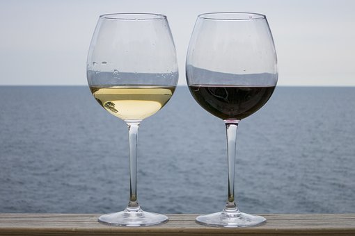 在品鉴葡萄酒的过程中，大家需要注意哪些事情呢？ 