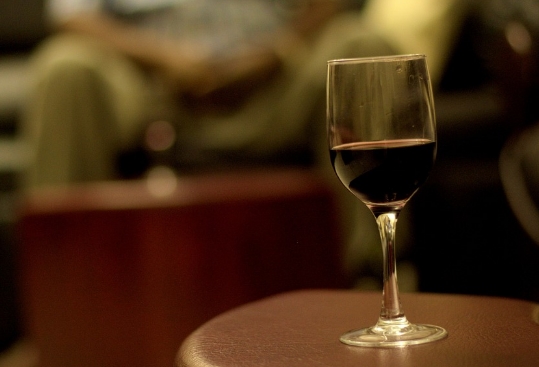 葡萄酒基础知识：观察红葡萄酒的外观