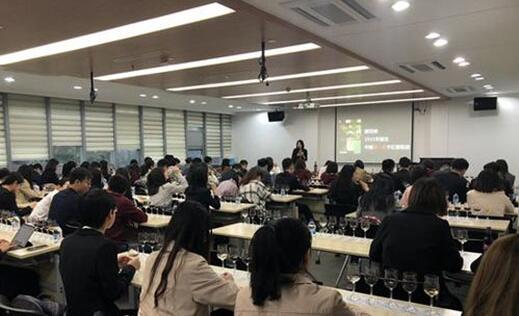 葡萄酒品鉴及礼仪公开课日前在上海交通大学举办
