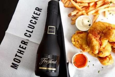 德国起泡酒商Freixenet与英国炸鸡专业店Mother Clucker联合推出限量版炸鸡