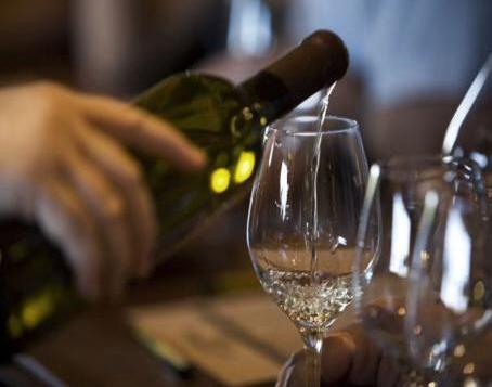 美国一家酒窖老板因窃取顾客葡萄酒被判刑18个月