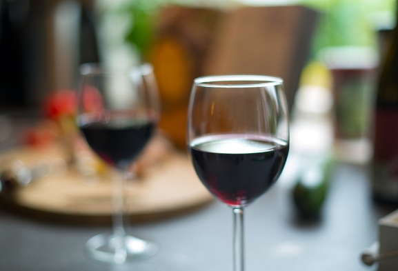 干红葡萄酒的功效与作用（葡萄酒和红酒干红的区别有哪些）