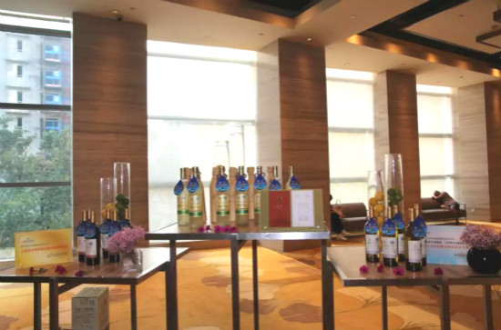 青岛华东葡萄酿酒公司日前举行“新酒上市发布会”