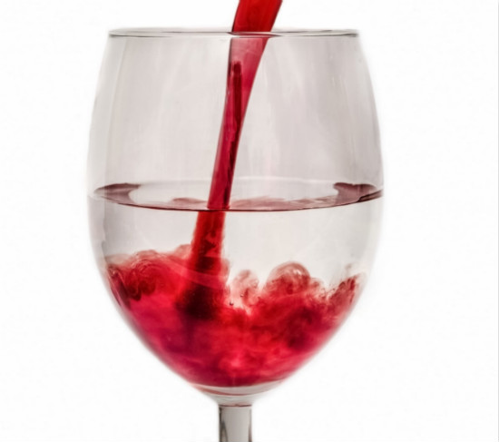 红葡萄酒用什么酿造而成？