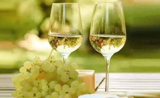 白葡萄酒是什么酿的？