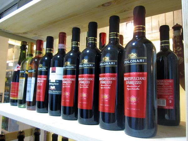 某超市出售无生产日期葡萄酒,被判十倍赔偿