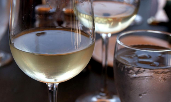 为什么白葡萄酒要冰着喝？