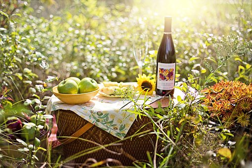 在炎热枯燥的夏日里，大家知道怎样来去饮用葡萄酒吗？