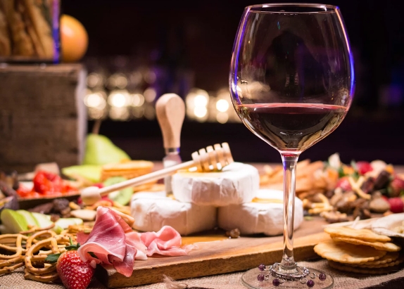 夏季葡萄酒和奶酪派对指南